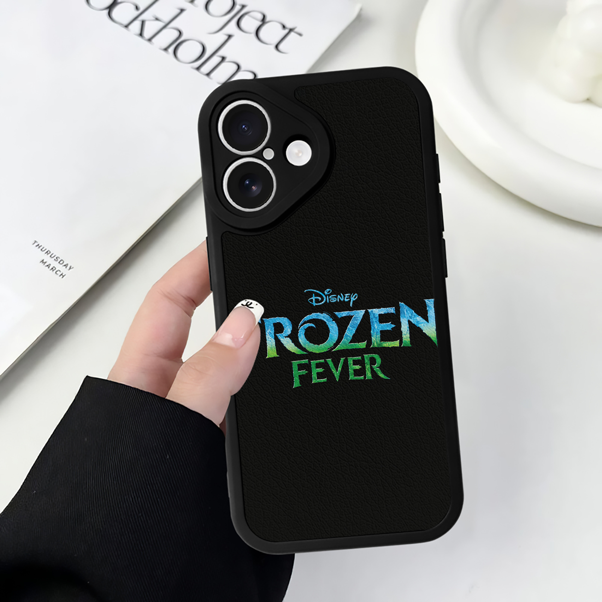 （画像用） アナと雪の女王 アンナ エルサ Frozen Anna Elsa 【iPhone 16シリーズ対応】シリコンスマホケース（レザー調） 材質：シリコン